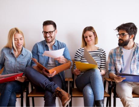 Candidats assis en attente d’un entretien, illustrant l’importance des mots-clés dans un CV