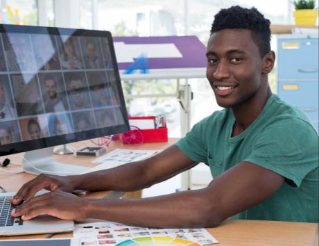 Candidat préparant son CV sur ordinateur pour mettre en valeur ses qualités professionnelles