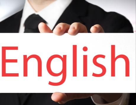 Homme tenant une pancarte sur laquelle est inscrit « English »