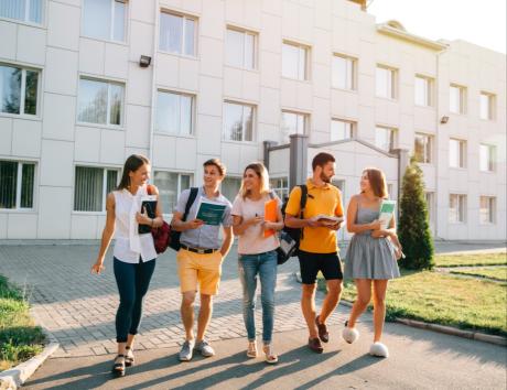 Groupe d’étudiants marchant sur un campus universitaire pour illustrer la création d’un CV pour la plateforme Parcoursup.