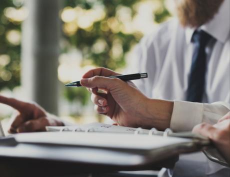 Candidat relisant son CV format PDF sur un bureau avant de finaliser sa candidature