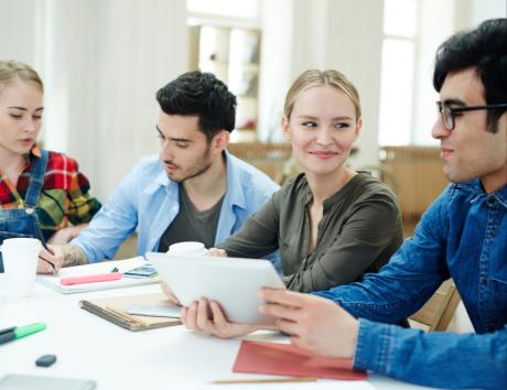 Jeune femme souriante au sein d’un groupe, illustrant la création d’un CV pour un stage de 3e.